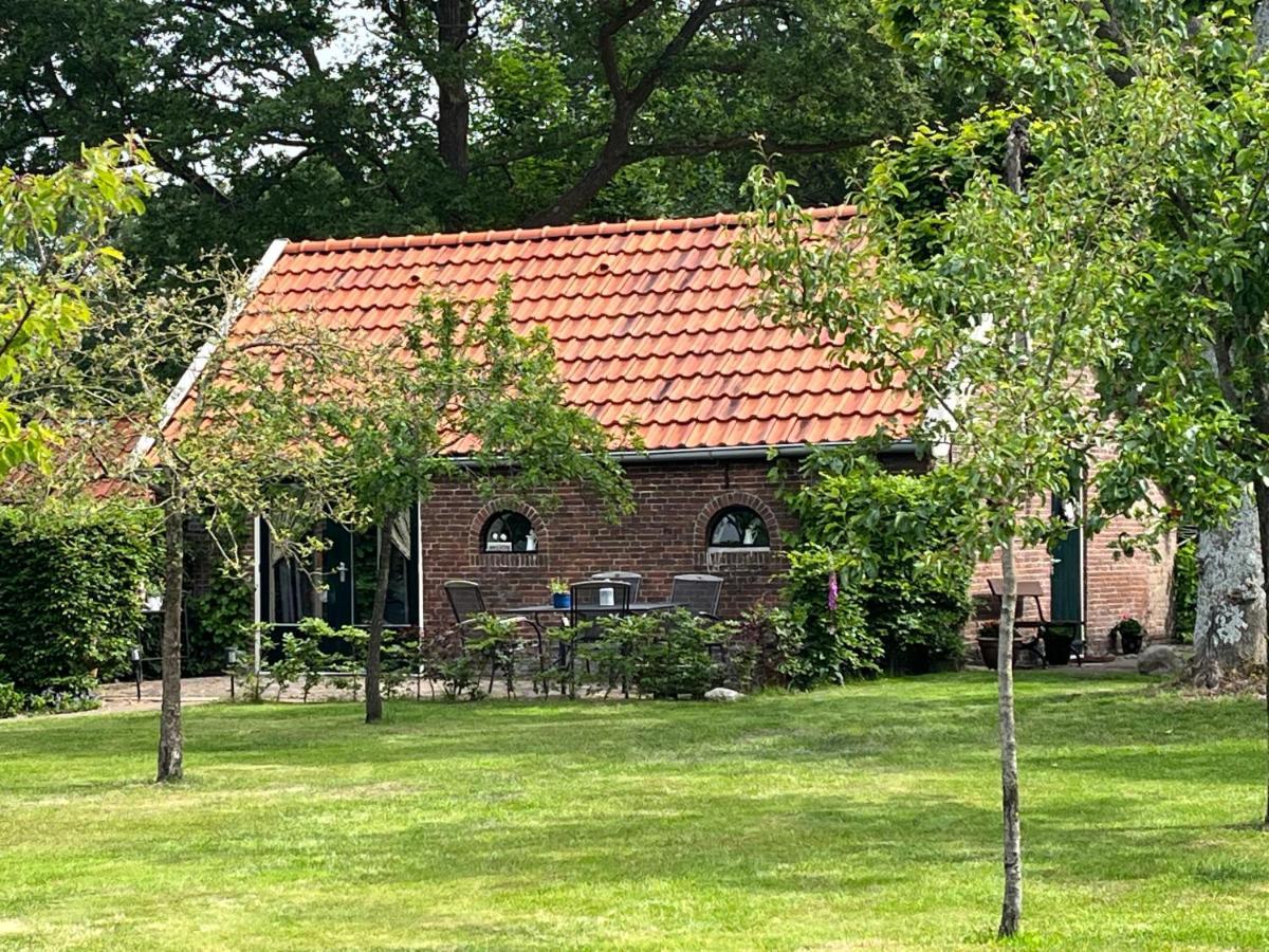 Landelijk Gelegen Huisje Op Erf Veeningen Eksteriør billede